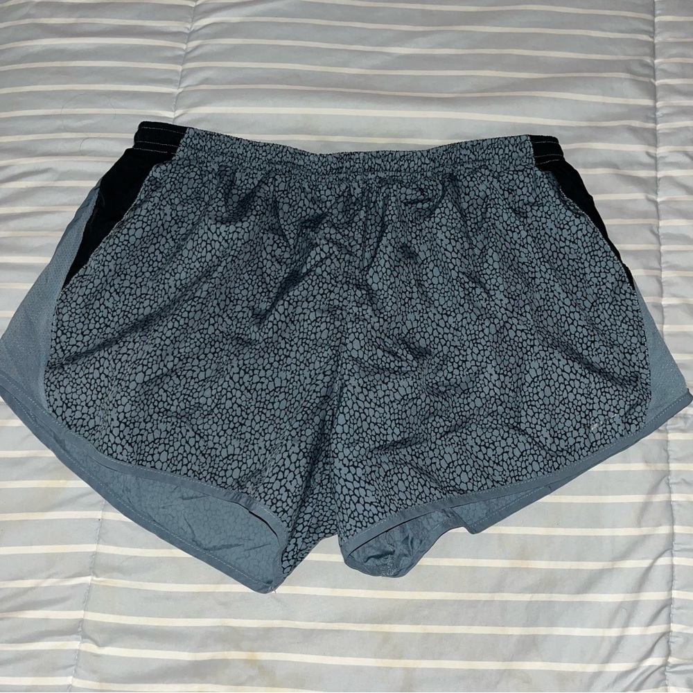 NIKE gray speckled shorts, size Large, elastic waist with drawstring, lined